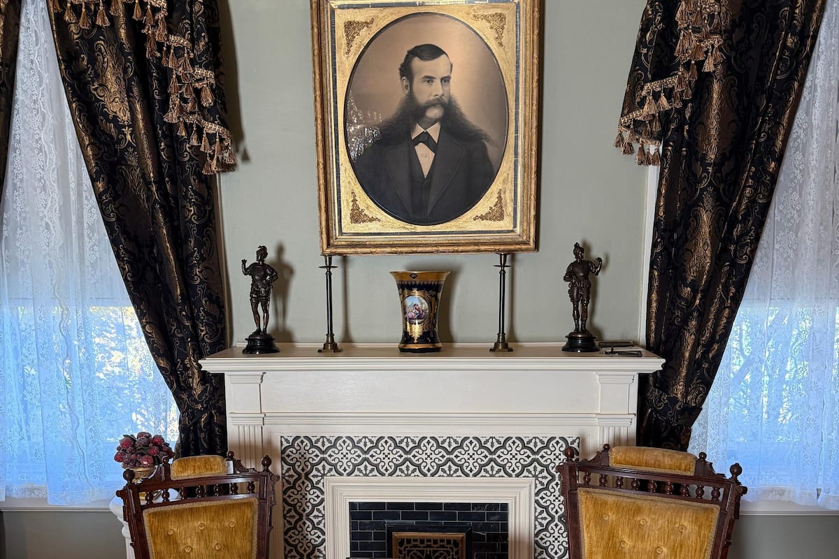 Tabla de planchar con plancha, wifi gratis y ropa de cama