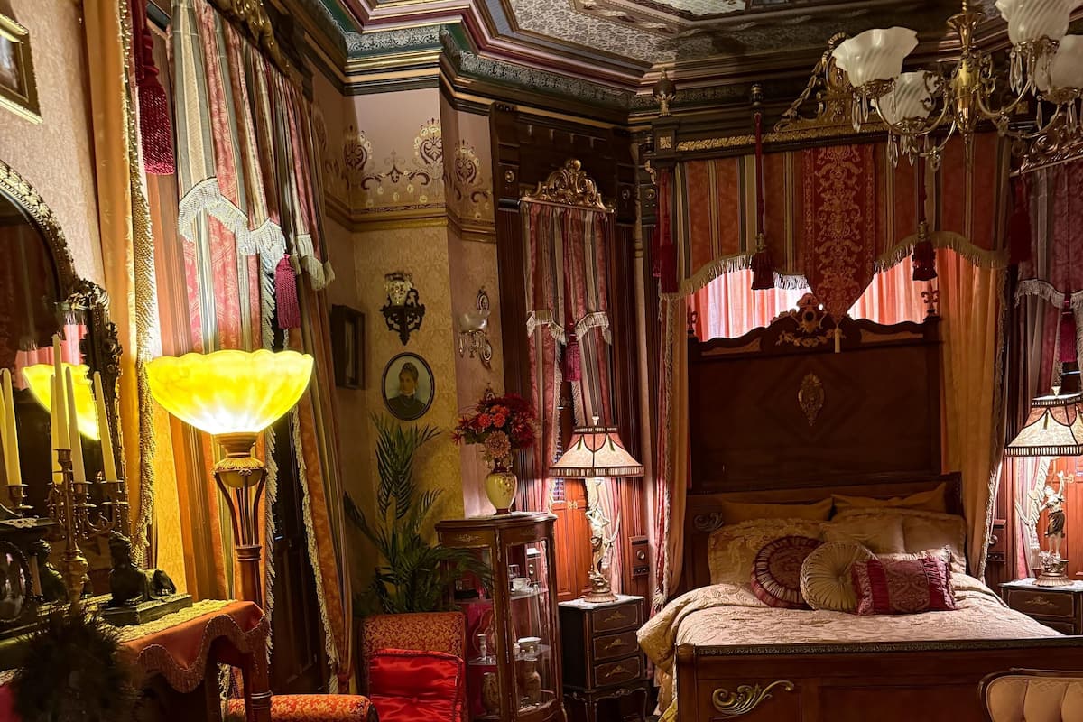 Tabla de planchar con plancha, wifi gratis y ropa de cama