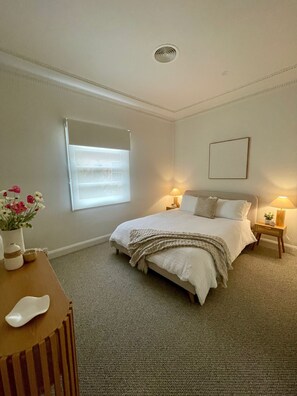 6 habitaciones, tabla de planchar con plancha, wifi y ropa de cama