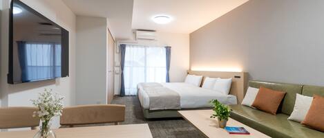 Escritorio, wifi gratis y ropa de cama