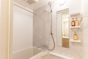 디럭스 트윈룸 | 욕실 | 샤워기/욕조 결합, 무료 세면용품, 헤어드라이어, 비데
