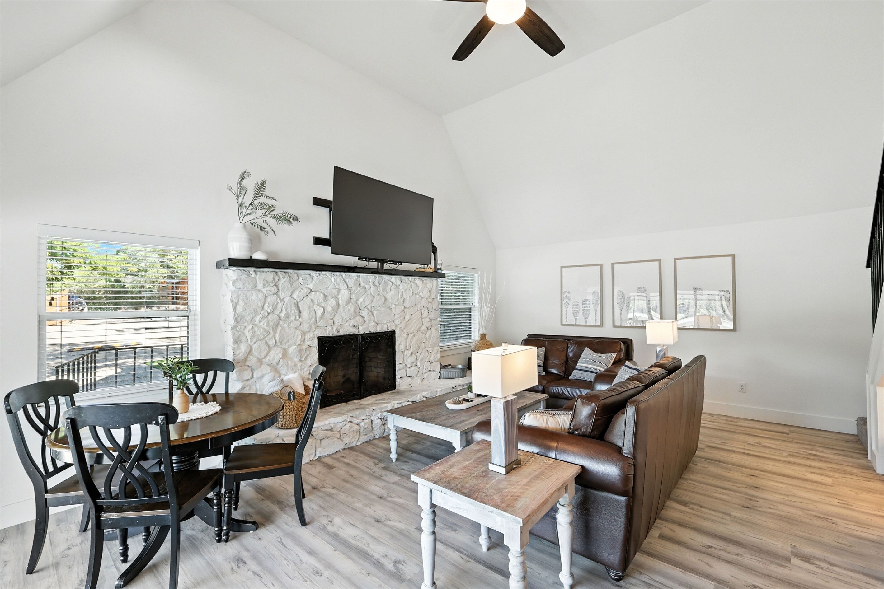 Smart TV, fireplace