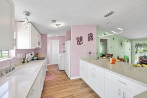 ميكروويف، فرن، موقد طهي مسطح، غسالة أطباق