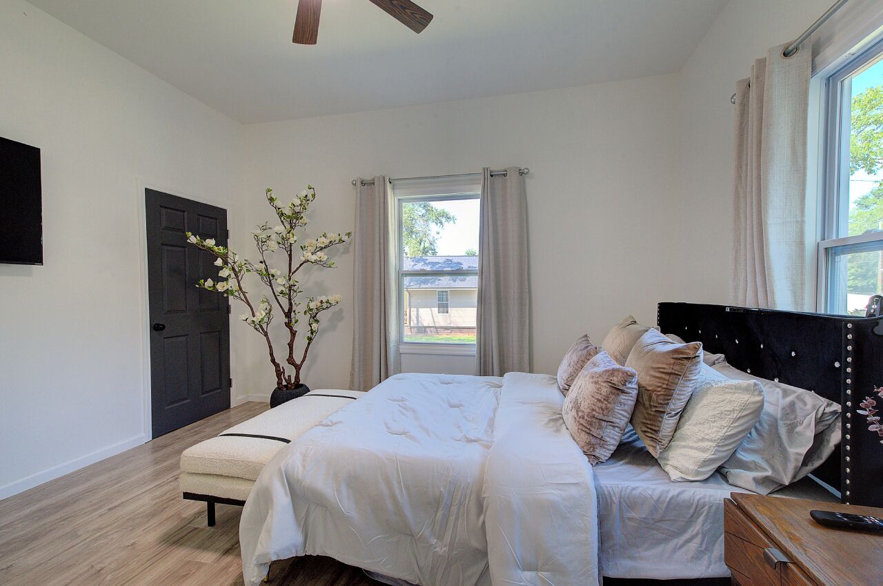 4 bedrooms, iron/ironing board, WiFi, bed sheets