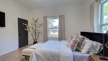 4 bedrooms, iron/ironing board, WiFi, bed sheets