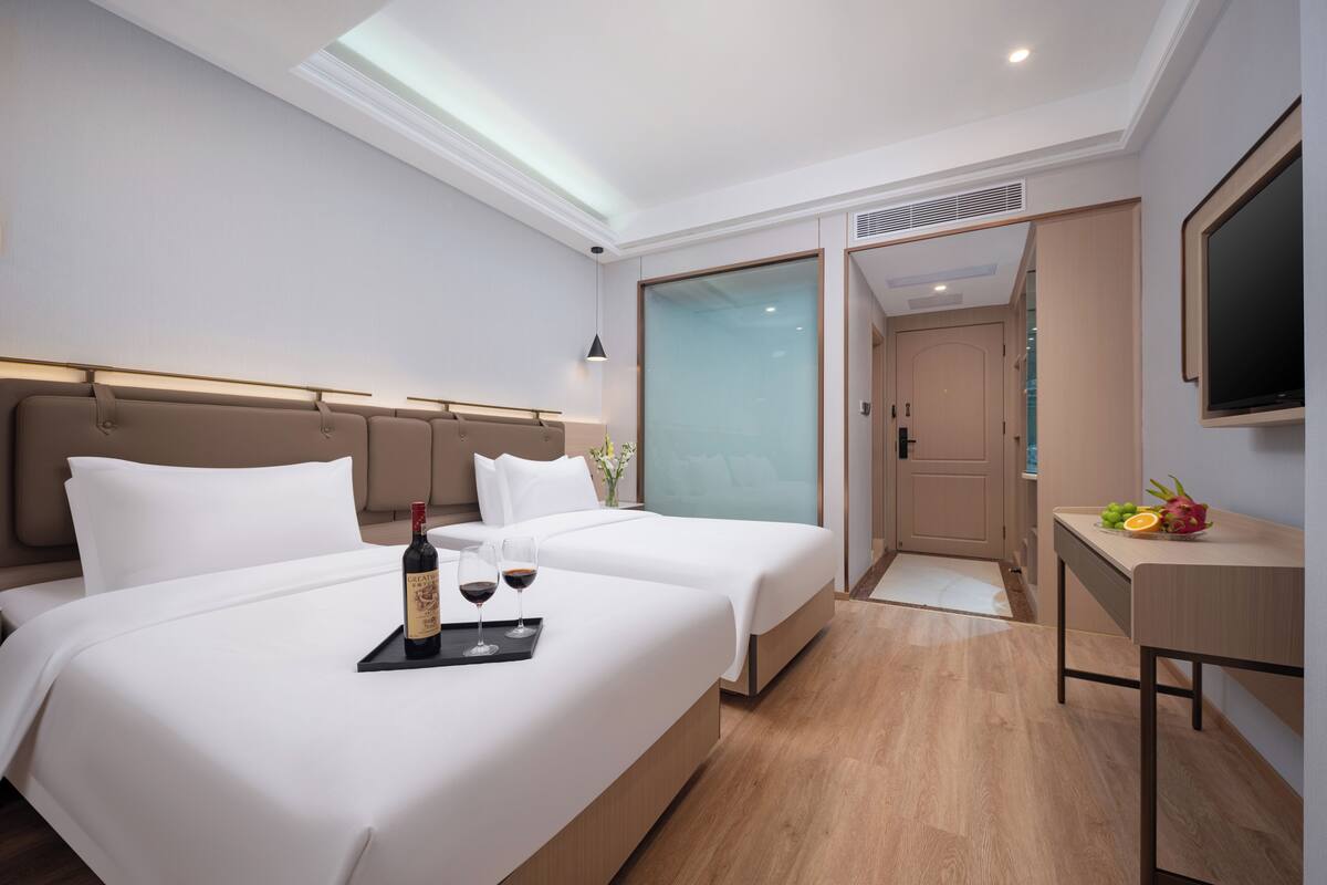 Escritorio, espacio para trabajar con laptop y cortinas blackout