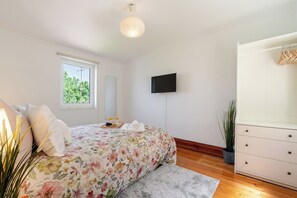 3 室のベッドルーム、アイロン / アイロン台、WiFi (無料)、ベッドシーツ
