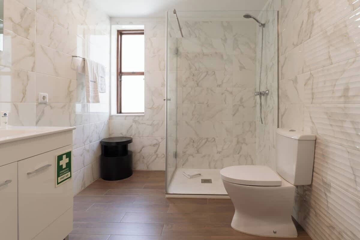 Dusche, Haartrockner, Handtücher, Shampoo