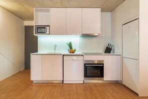 冷蔵庫、電子レンジ、オーブン、コンロ