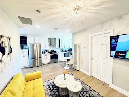 TV. Rogers Rd 3BR 2BA | Near Downtown San Diego