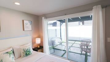 Een strijkplank/strijkijzer, wifi, beddengoed