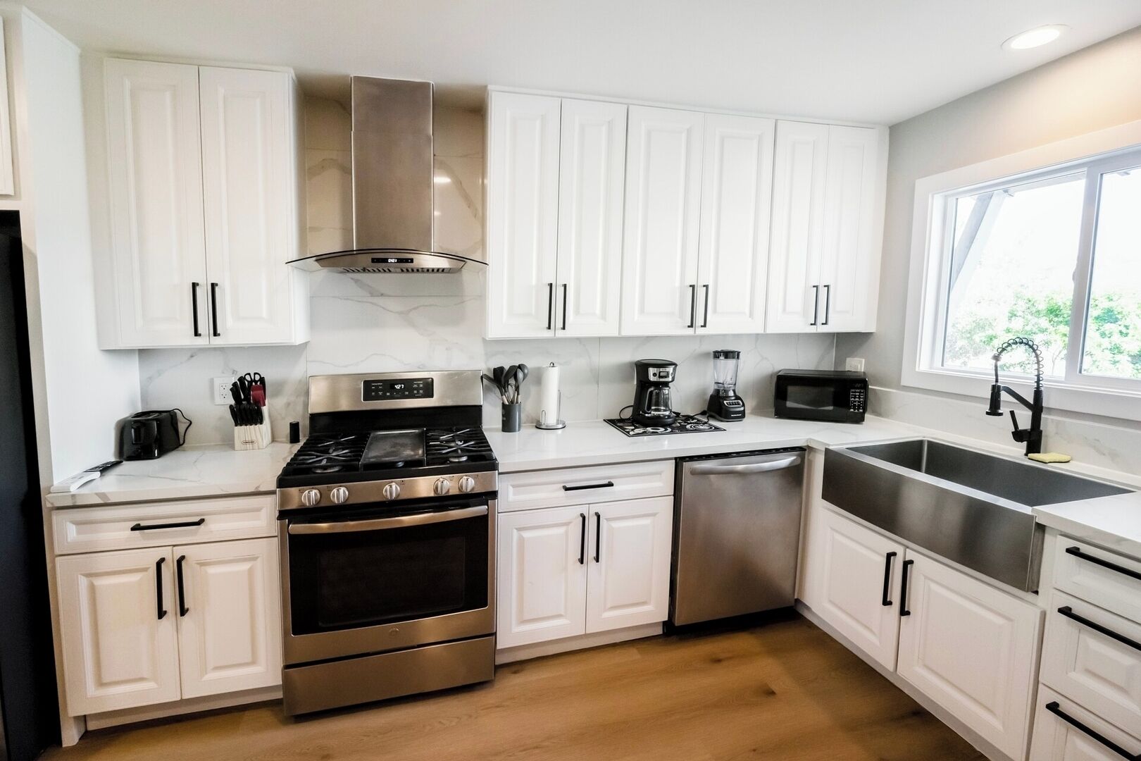 Kjøleskap, mikrobølgeovn, ovn og kokeplater