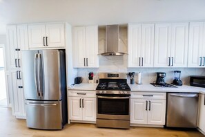 Kjøleskap, mikrobølgeovn, ovn og kokeplater