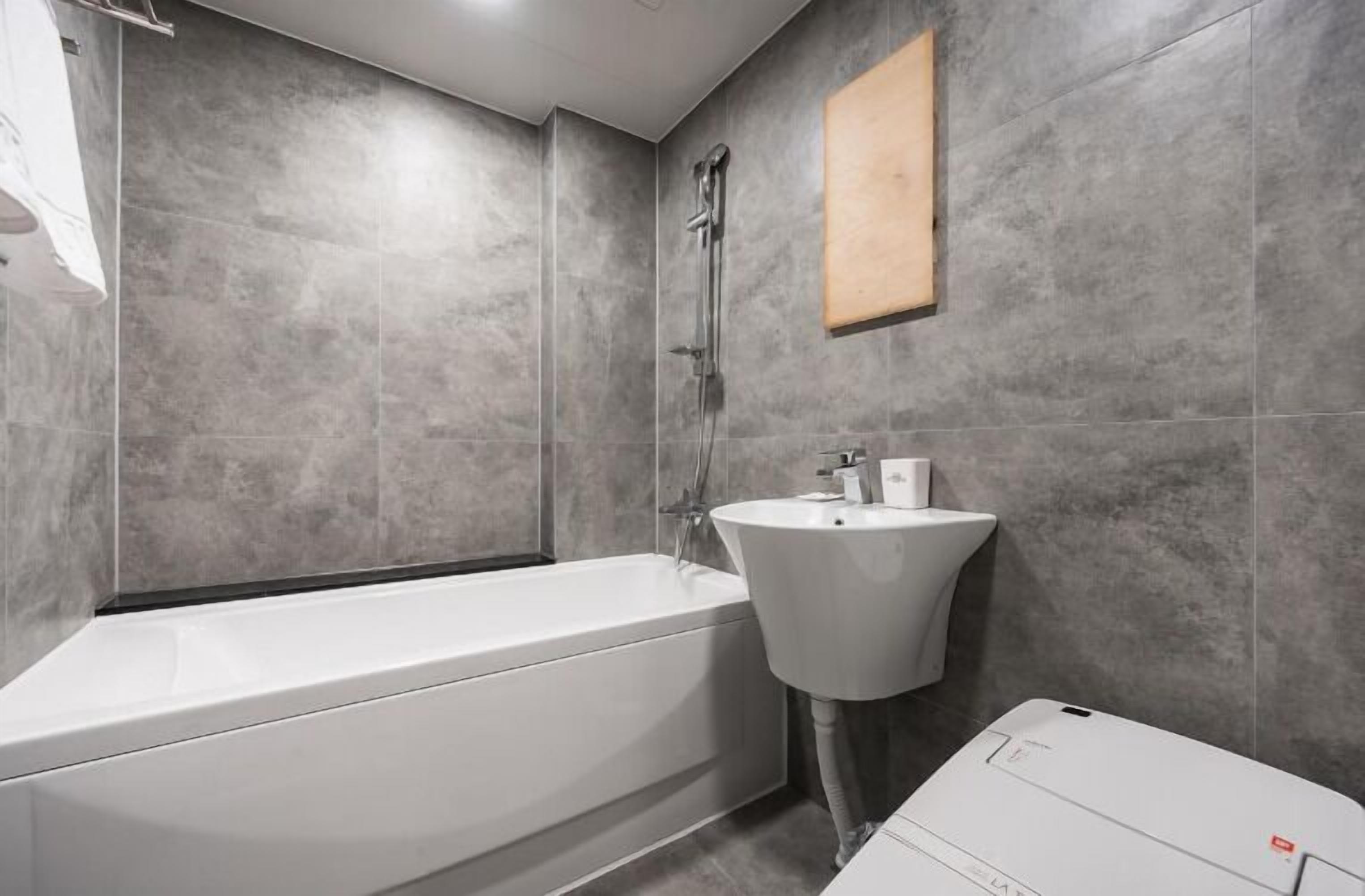 Habitación Premium doble | Baño | Ducha, artículos de higiene personal gratuitos y secador de pelo