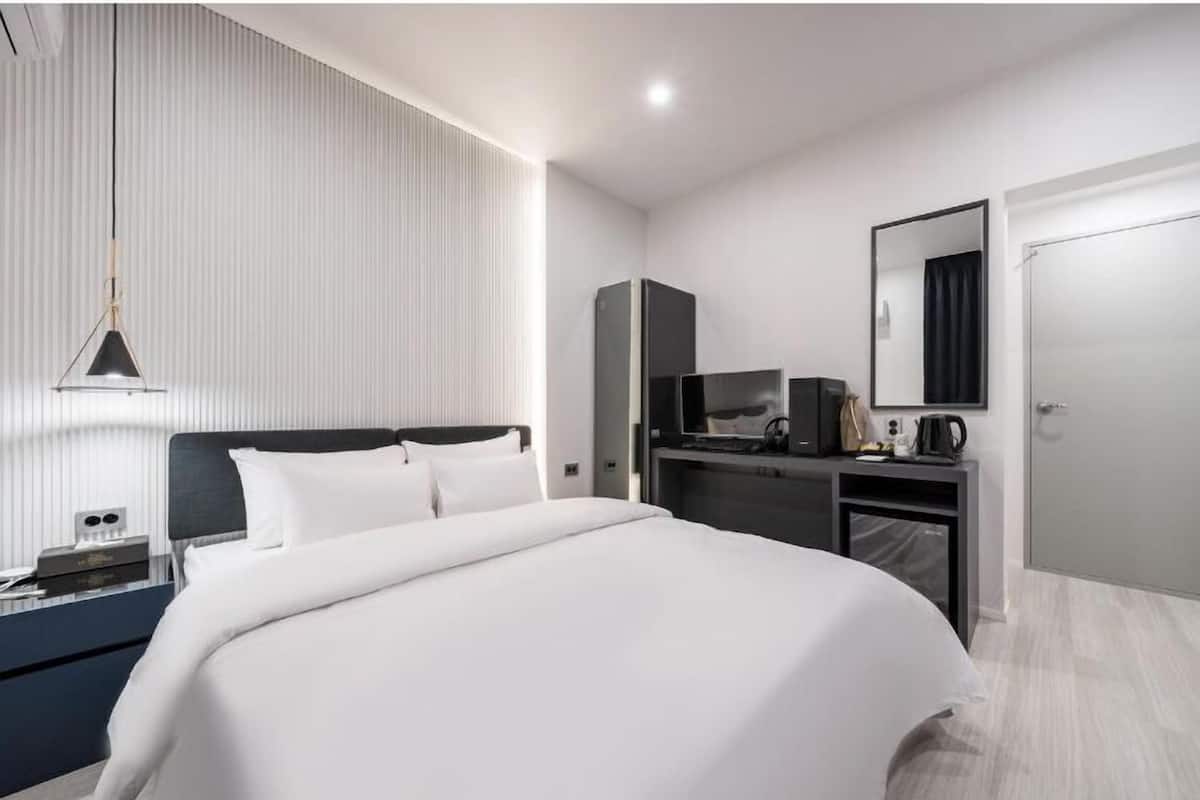 Deluxe Double Room, Balcony | Free WiFi, bed sheets