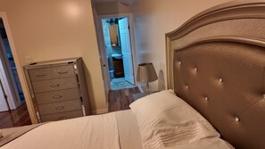 3 habitaciones, tabla de planchar con plancha, internet y ropa de cama 