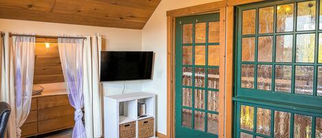 2 bedrooms, iron/ironing board, internet, bed sheets