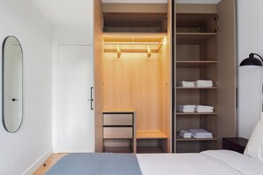 1 habitación, tabla de planchar con plancha, wifi y ropa de cama 