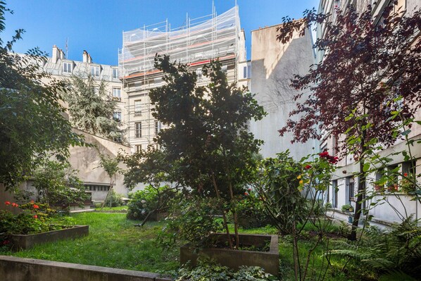 المنطقة المحيطة بالمنشأة