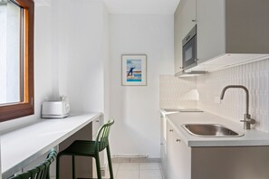 Fridge, microwave, stovetop, cookware/dishes/utensils