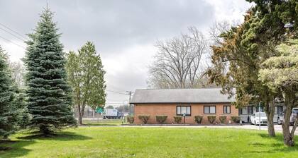 Cozy and Stylish Downtown Detroit Flat • Sleeps 2 • WiFi