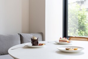 高级双床房 | 起居区 | 40-英寸纯平电视（配备数码频道）