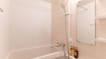 Duschwanne, kostenlose Toilettenartikel, Haartrockner, Bidet