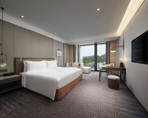 Kamar Double Superior, pemandangan halaman | Brankas, meja kerja, tirai kedap cahaya, dan setrika/meja setrika