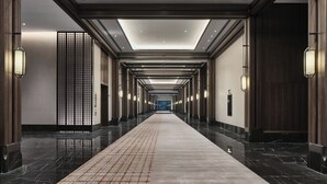 A long, narrow hallway with a marble floor and a central walkway. - Primus Hotel Xuzhou Dalong Lake (Xuzhou)
