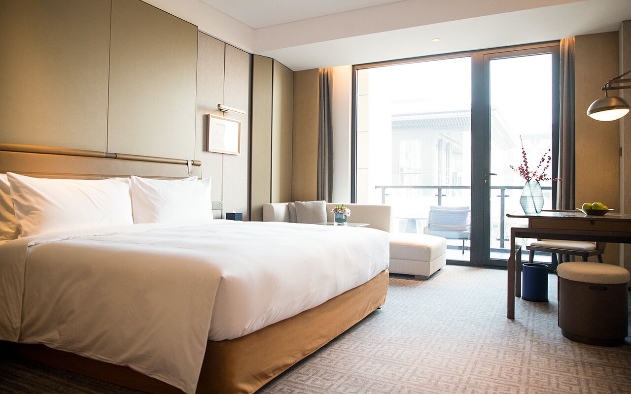 Kamar Double Superior, pemandangan halaman | Brankas, meja kerja, tirai kedap cahaya, dan setrika/meja setrika