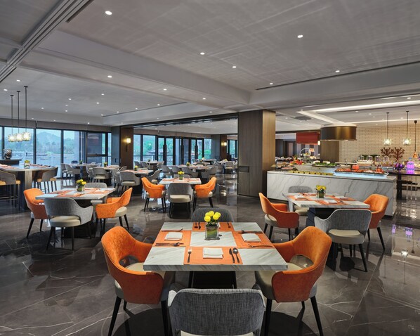 Daily buffet breakfast (CNY 88 per person)