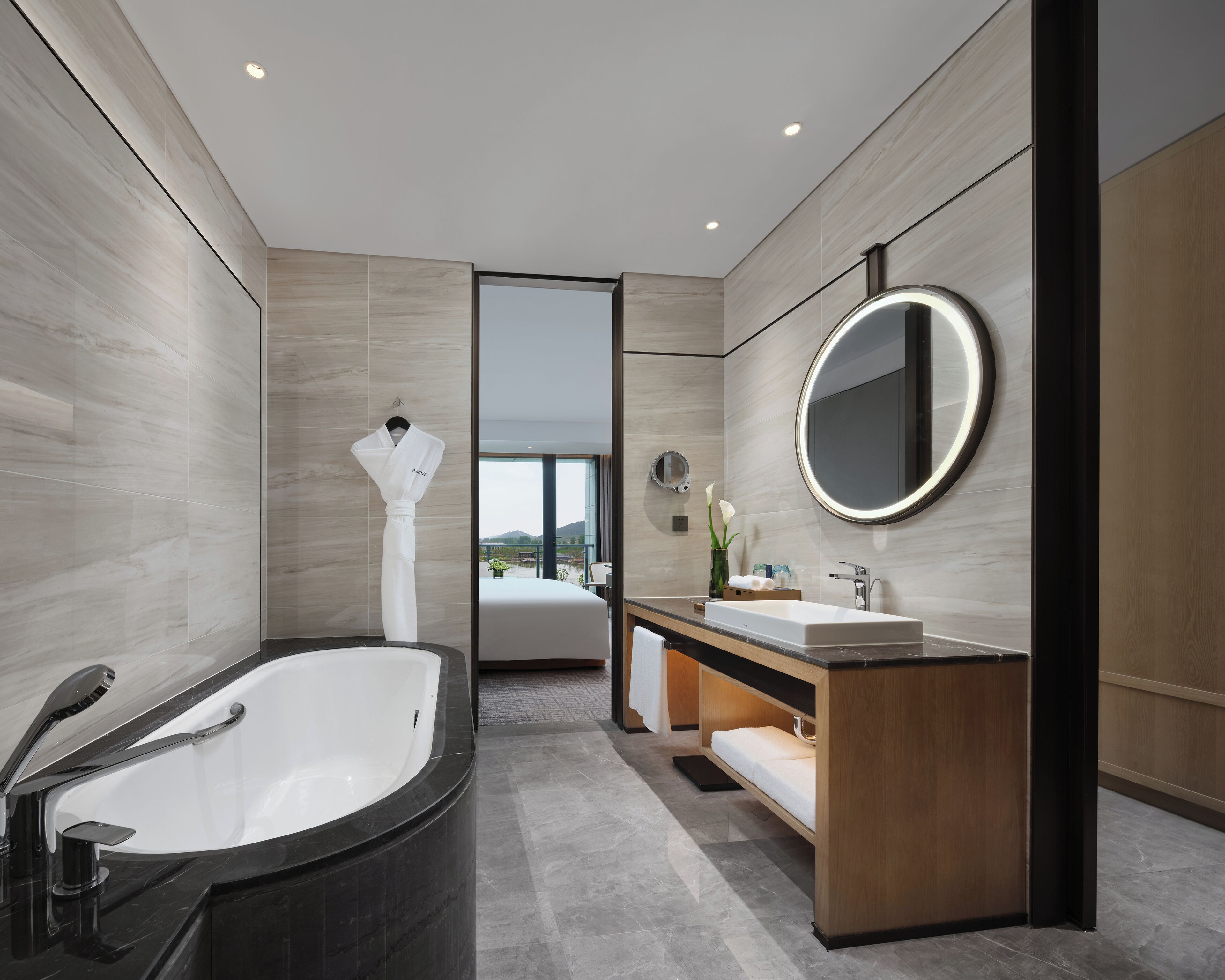 Doppia Superior, vista cortile | Bagno | Set di cortesia gratuito, asciugacapelli, pantofole, asciugamani