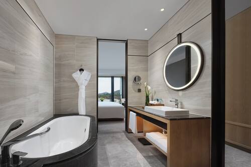 Habitación doble superior, vista al patio | Baño | Amenidades de baño gratuitas, secadora de cabello, pantuflas, toallas