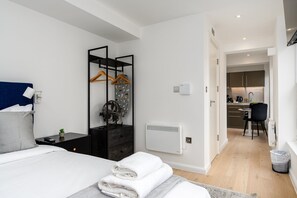 Bügeleisen/Bügelbrett, Internetzugang, Bettwäsche