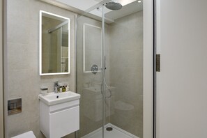 Dusche, Haartrockner, Handtücher