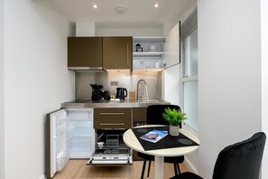Refrigerador, microondas, lavavajillas, cafetera/tetera