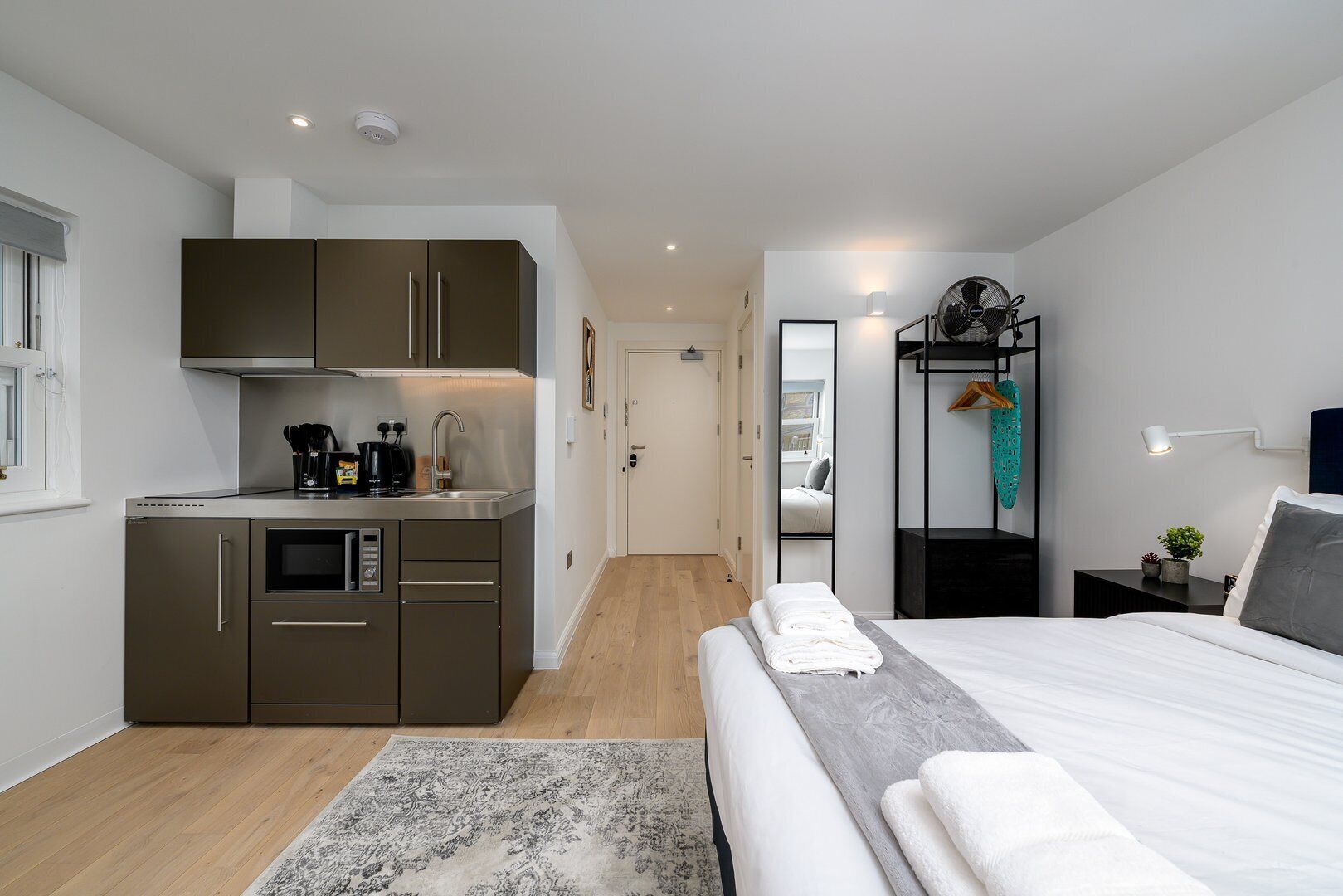 Een strijkplank/strijkijzer, internet, beddengoed