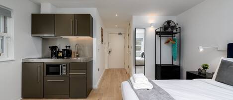 Een strijkplank/strijkijzer, internet, beddengoed