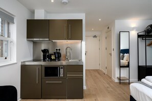 R�éfrigérateur, micro-ondes, lave-vaisselle, cafetière/bouilloire