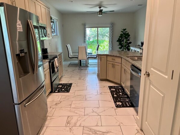 Fridge, microwave, oven, stovetop - Modern Home 5 Minutes to Lake with Pool, Parks, Games and Pet Friendly (Leander)