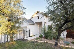 Exterior - Modern Home 5 Minutes to Lake with Pool, Parks, Games and Pet Friendly (Leander)