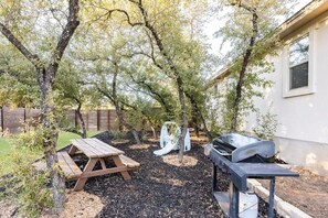 Outdoor dining - Modern Home 5 Minutes to Lake with Pool, Parks, Games and Pet Friendly (Leander)