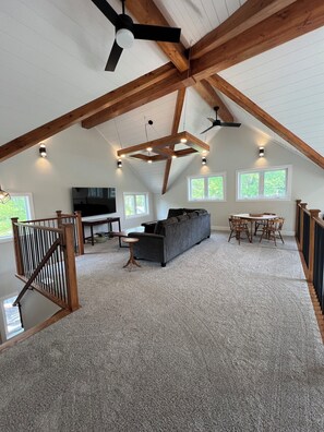 TV, fireplace - Severn River Luxury Retreat, 3 bds, 2,5 bath, sleeps 9 ppl, dogs welcome! (Severn Bridge)