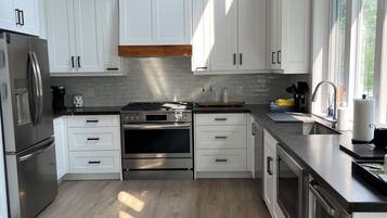 Microondas, horno, parrilla de estufa y lavavajillas