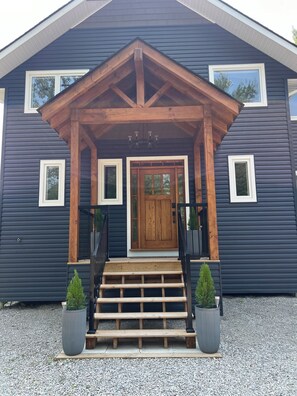 Exterior detail - Severn River Luxury Retreat, 3 bds, 2,5 bath, sleeps 9 ppl, dogs welcome! (Severn Bridge)