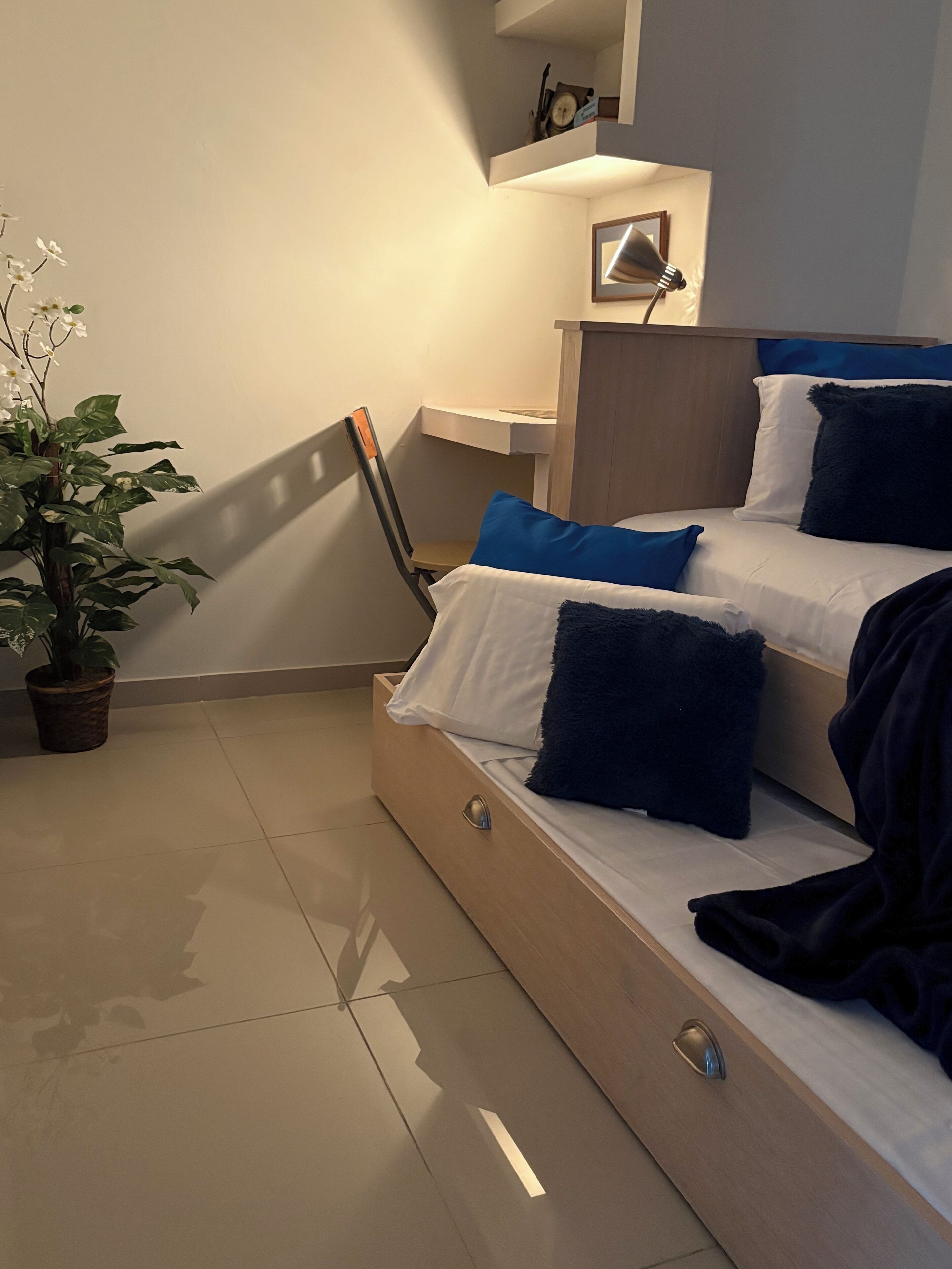 2 bedrooms, iron/ironing board, internet, bed sheets