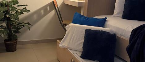 2 多间卧室、熨斗/熨衣板、上网接入、床单