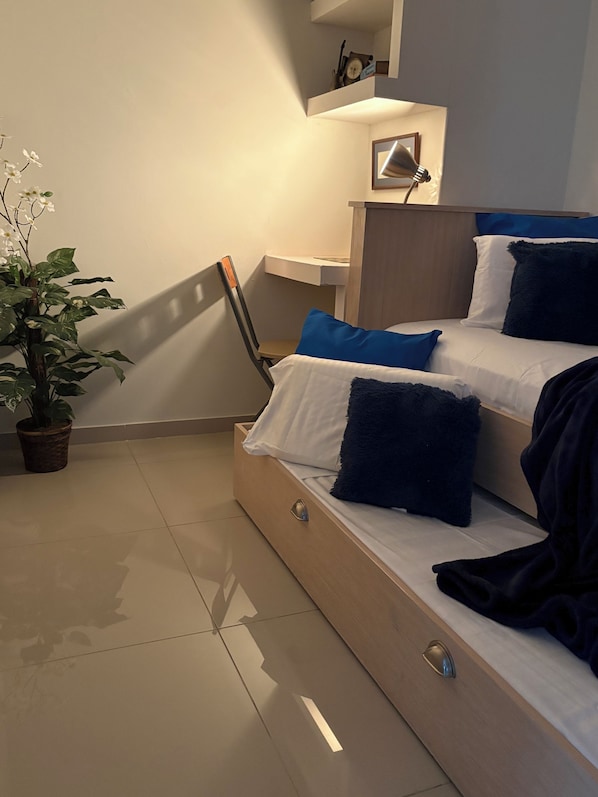 2 bedrooms, iron/ironing board, Internet, bed sheets