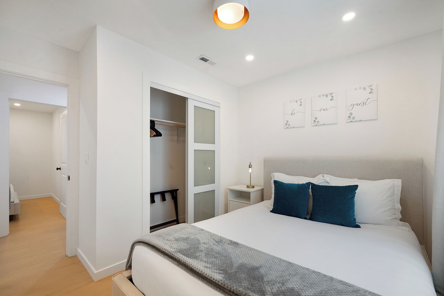 4 habitaciones, tabla de planchar con plancha, wifi y ropa de cama 