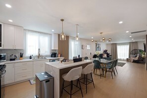 Micro-ondes, four, plaque de cuisson, lave-vaisselle
